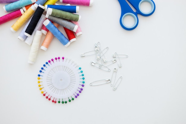 stół z materiałami do haftu