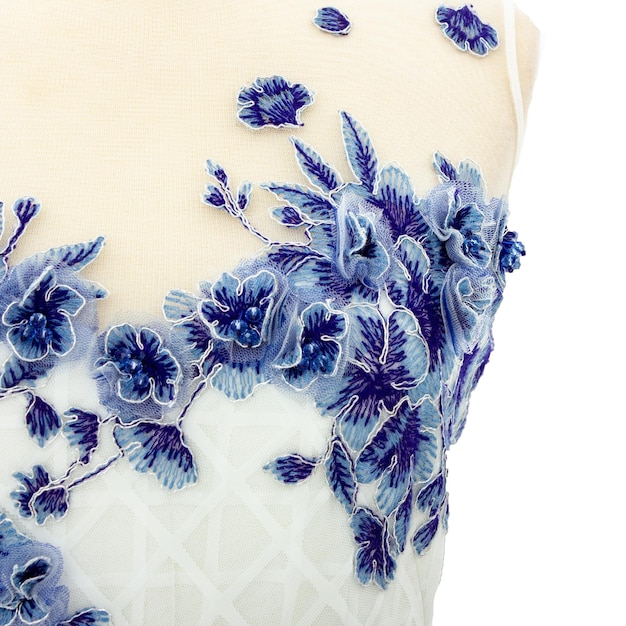 haftowana tkanina z motywem kwiatowym